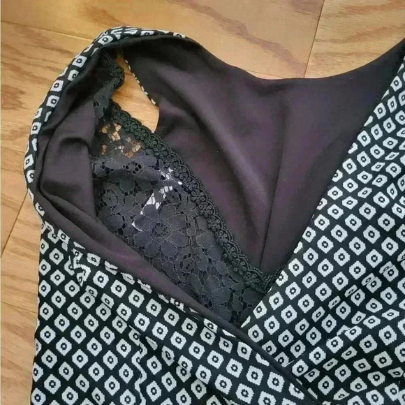 Velvet Torch Geometric V-neck lace back Romper Size Small - Picture 2 of 5